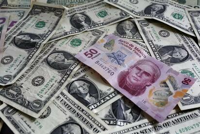 Peso mexicano cae 0.46% y opera en 17.19 por dólar