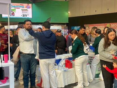 Vacunan contra el sarampión en Paseo Monclova