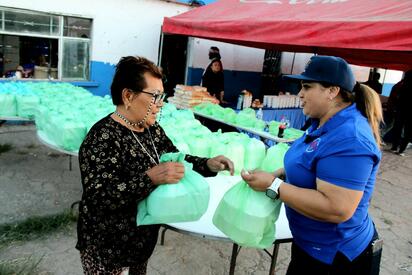Fundación apoya con alimentos a familias de Sabinas