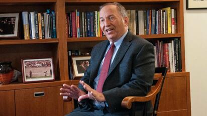 Larry Summers renuncia a Harvard tras vínculos con Jeffrey Epstein