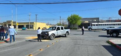 Choque en cruce del bulevar Benito Juárez deja a mujer hospitalizada
