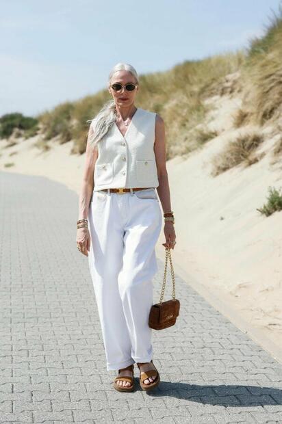 Claves de estilo para llevar jeans blancos con sandalias a los 40+ en Primavera-Verano 2026