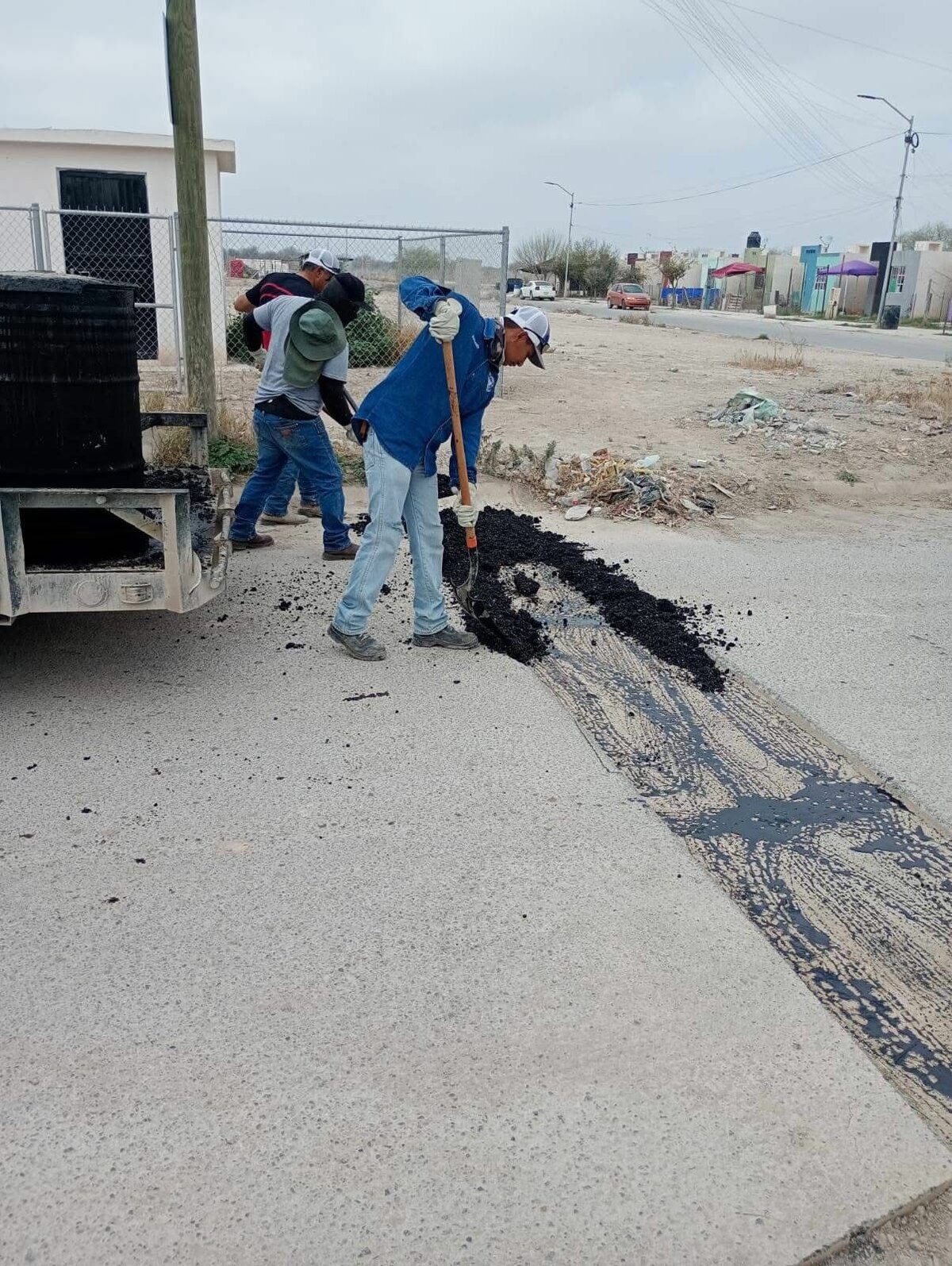 Labores de bacheo en Nava