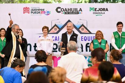 Román Alberto Cepeda González entrega techumbre en la colonia Braulio Fernández Aguirre