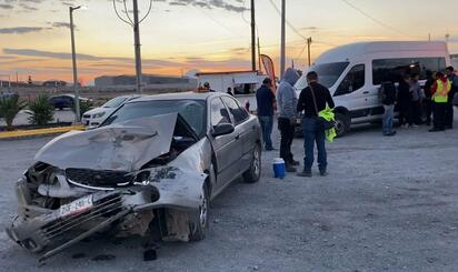 Transporte de personal invade carril y causa choque en Ramos Arizpe
