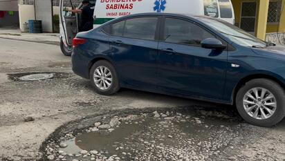 Baches en Sabinas generan molestia entre vecinos