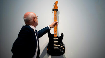 Subastan guitarra de Pink Floyd por 14.55 millones de dólares