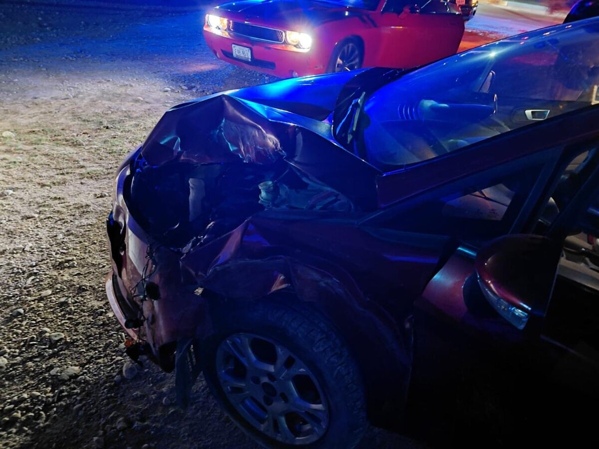 accidente : En el percance se vio involucrada una camioneta Subaru Forester color azul, así como un automóvil Ford Fiesta color rojo.