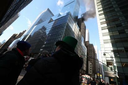 Incendio en edificio de Manhattan durante desfile de Día de San Patricio moviliza a bomberos