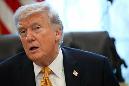 Trump toma tres medidas para frenar alza de la gasolina por crisis en Ormuz