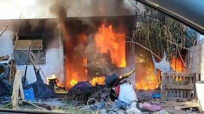 Fuerte incendio consume vivienda abandonada en Colinas de Santiago