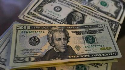 Dólar cae tras pausa de ataques de Trump a Irán