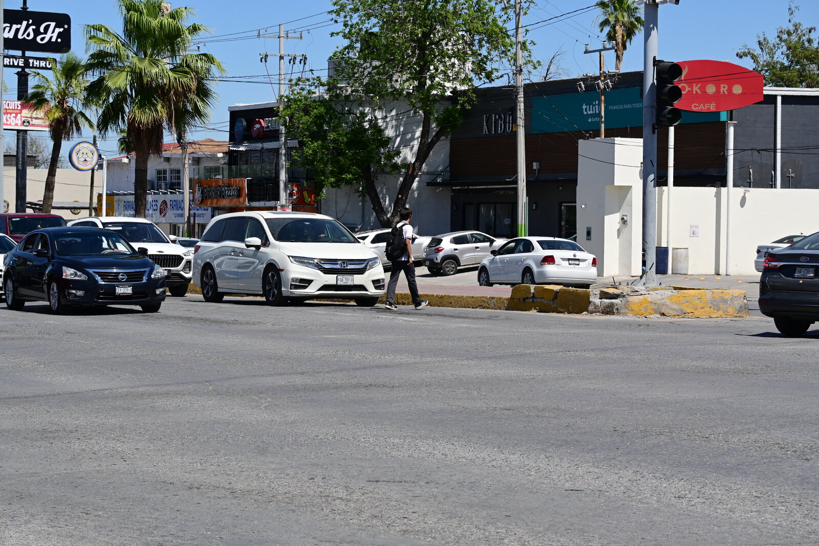 vialidad : Filas de vehículos y peatones en espera reflejan el ritmo diario del tránsito en la ciudad.