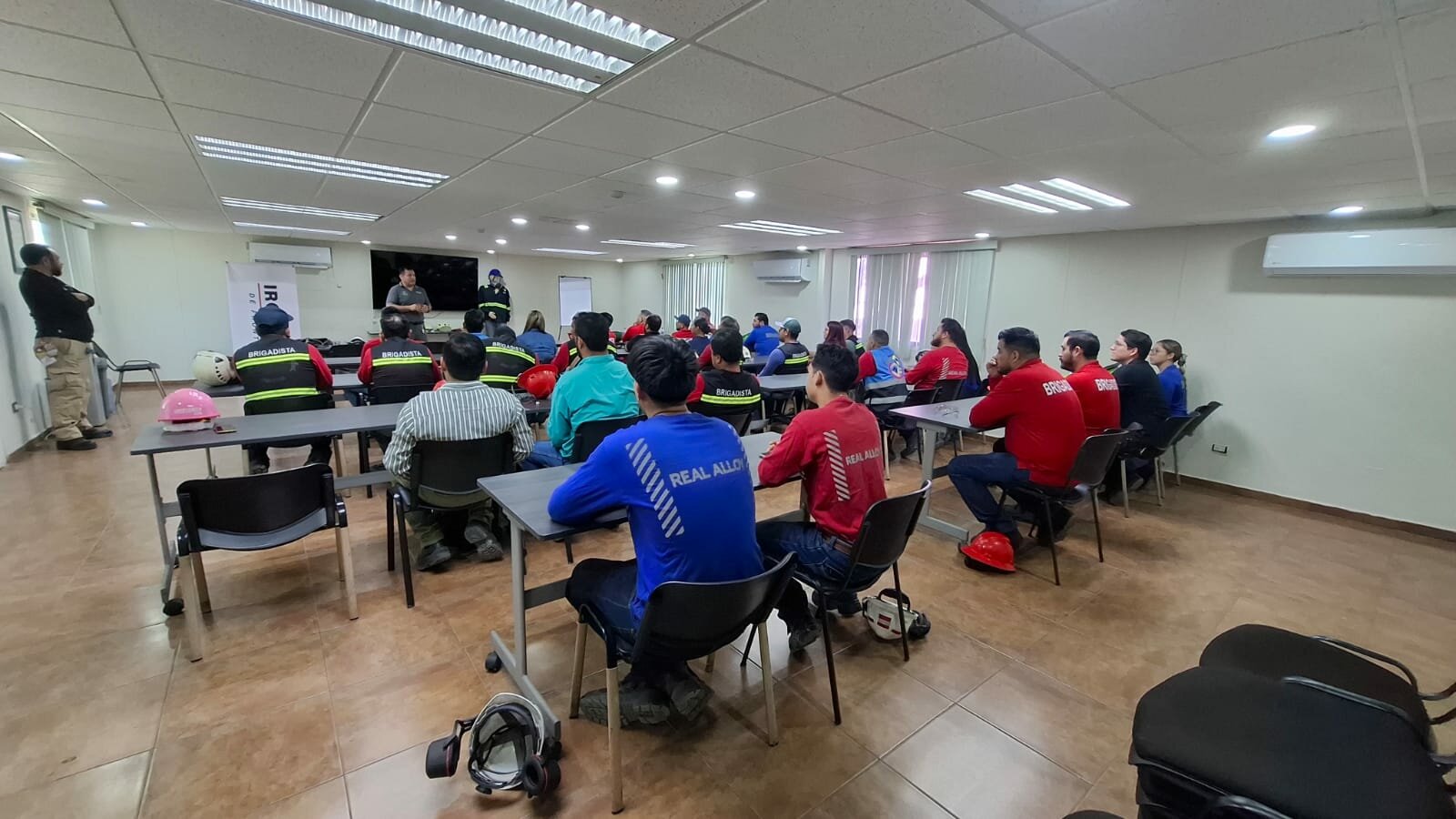 Coahuila: Elementos se especializan con apoyo del CLAM e industria local para responder a emergencias de alto riesgo.