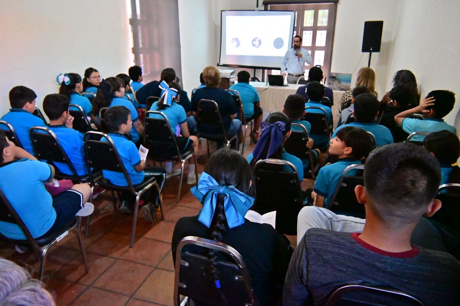 región: Gran éxito que tuvo el evento con presentaciones y actividades.