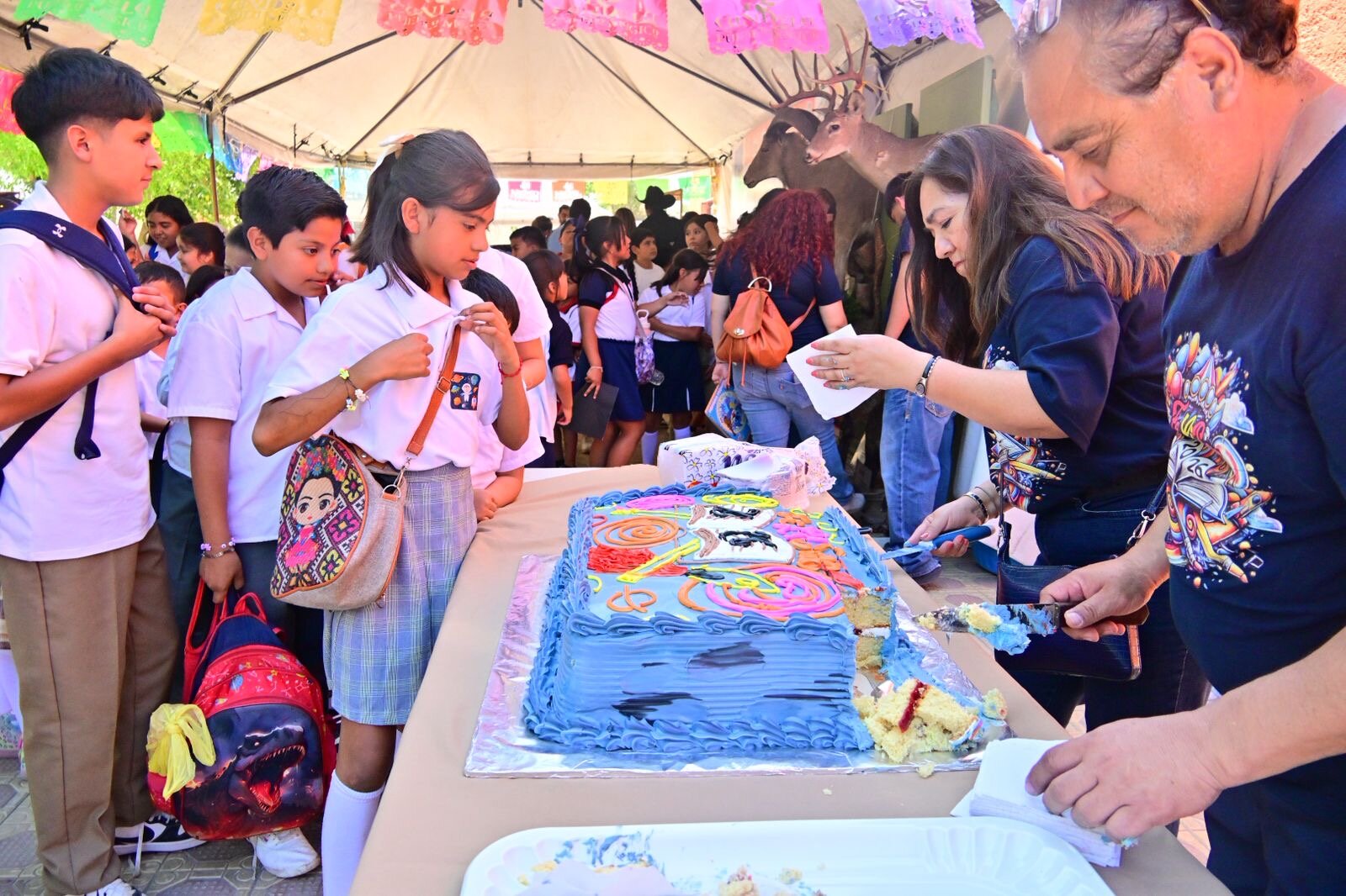 región: Gran éxito que tuvo el evento con presentaciones y actividades.