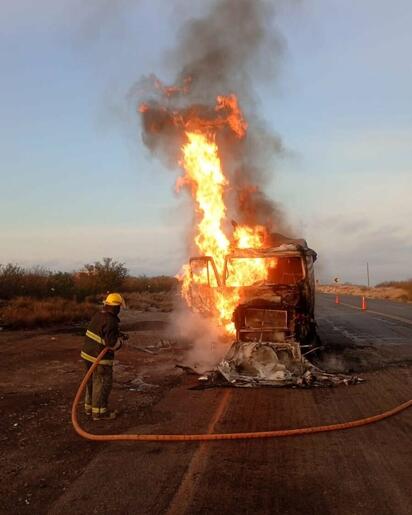 Tráiler cargado con carbón es consumido por incendio en carretera Allende–Nueva Rosita