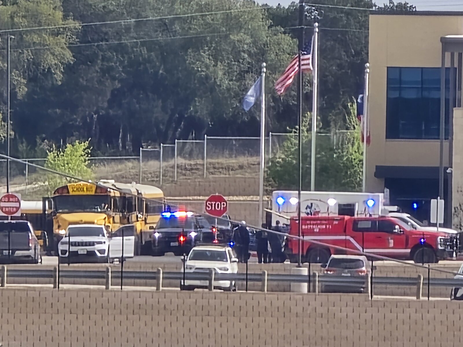 Tiroteo en preparatoria de Texas deja un estudiante muerto y una maestra herida