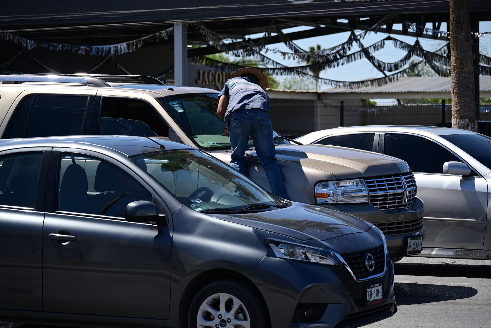 Calor extremo no frena a trabajadores urbanos en la ciudad