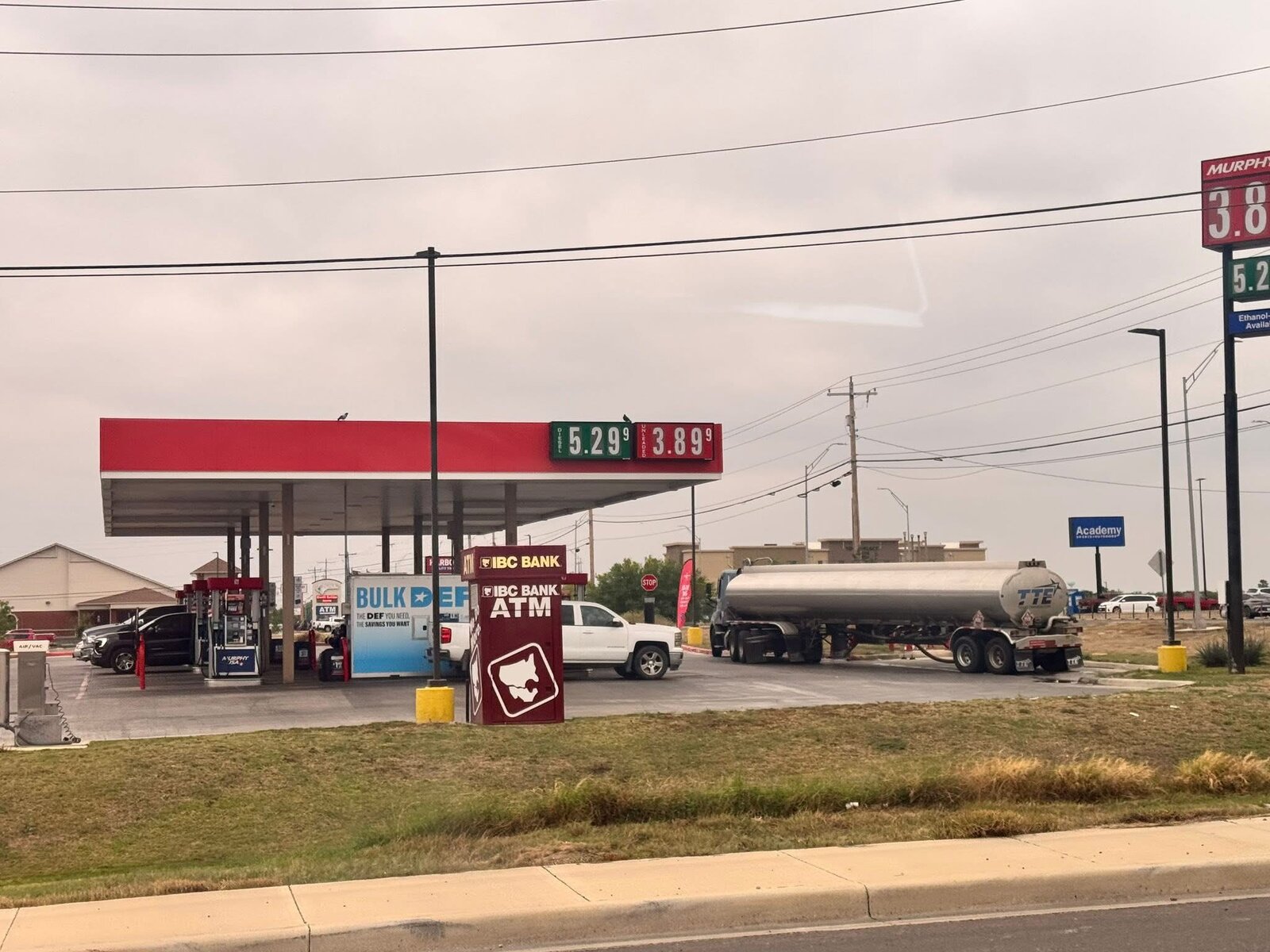 gasolina : Hasta hace apenas unos días, establecimientos como Walmart y H-E-B mantenían precios más accesibles.