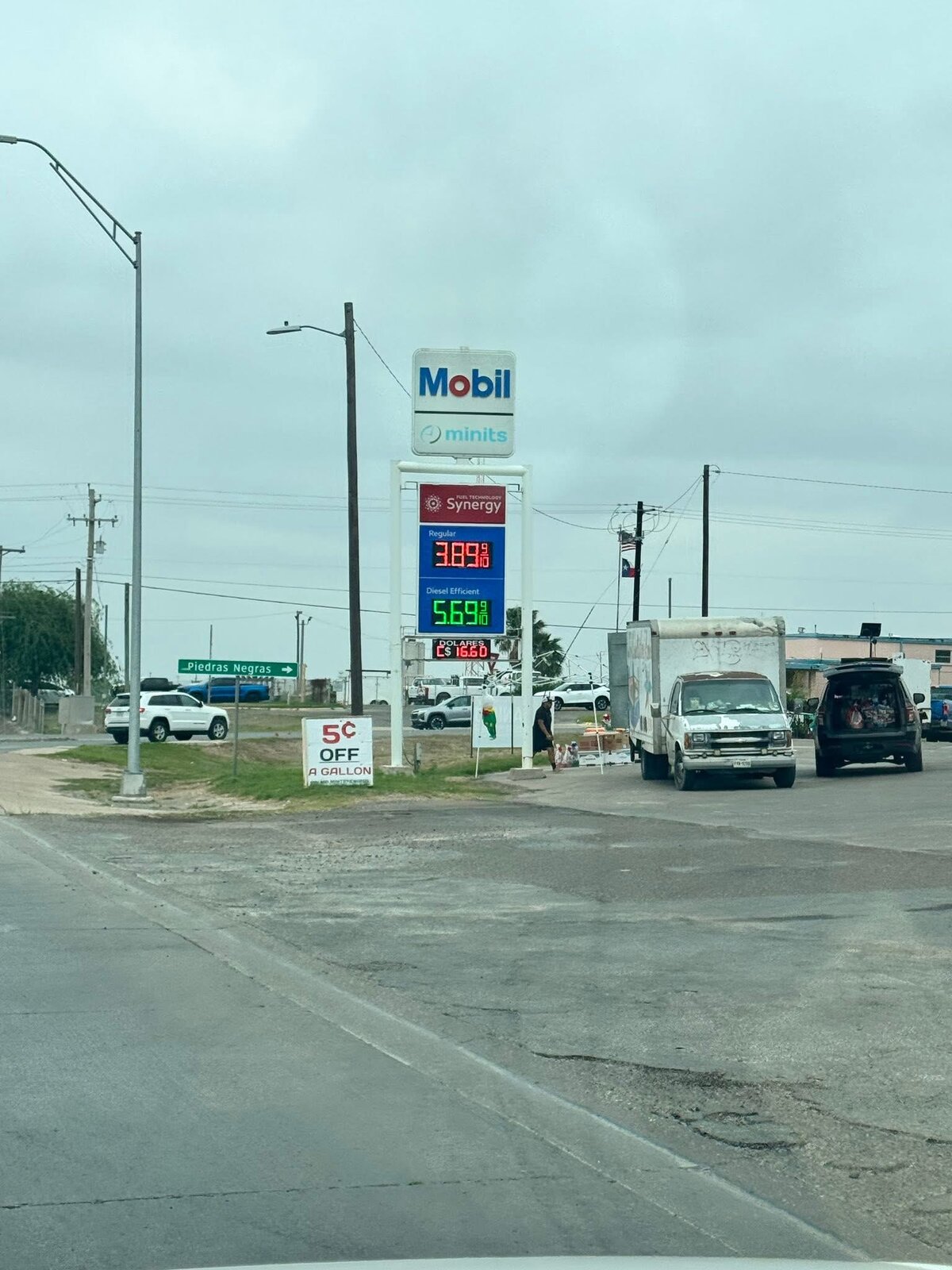 gasolina : Hasta hace apenas unos días, establecimientos como Walmart y H-E-B mantenían precios más accesibles.