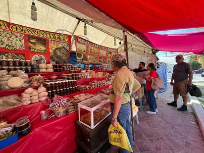 Comerciantes oaxaqueños acercan su gastronomía tradicional al centro de Monclova