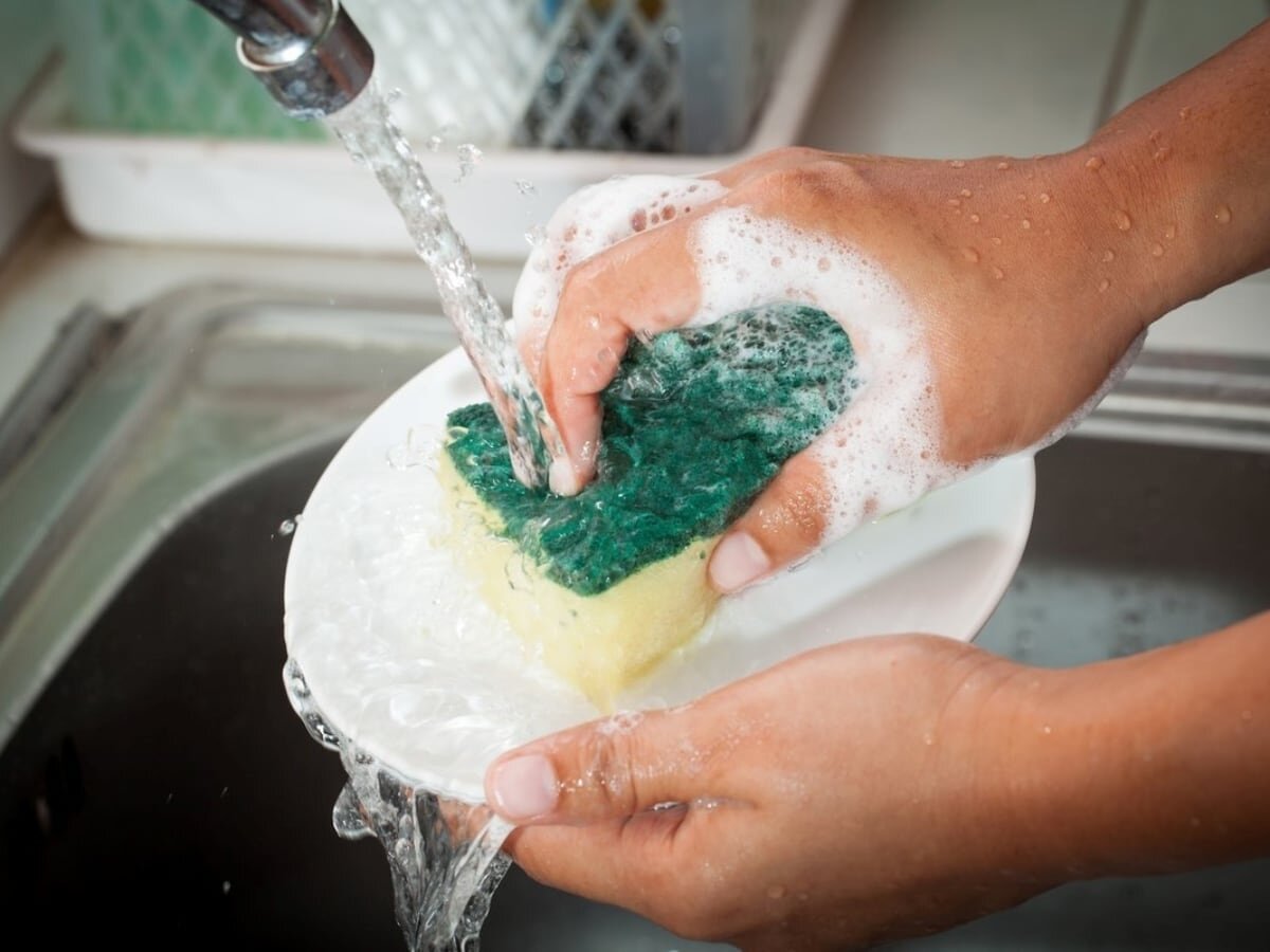 ¿Qué significa que una persona lave los platos mientras cocina según la psicología?
