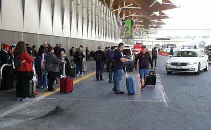 Por bloqueo, AICM pide a usuarios prevenir traslados