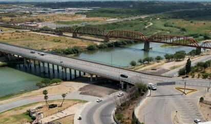 Eagle Pass busca reducir filas en cruce comercial