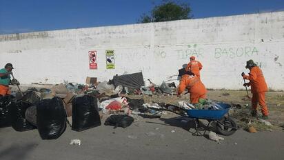 A pesar de los esfuerzos de “La Ola”, ciudadanos persisten en arrojar basura en la ciudad.