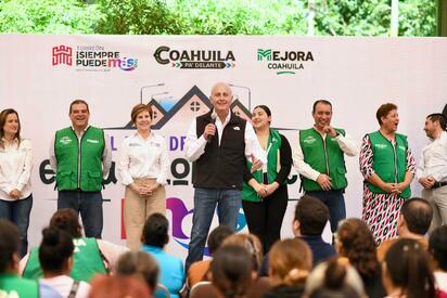 Román Alberto Cepeda González entrega techumbre en el ejido La Palma