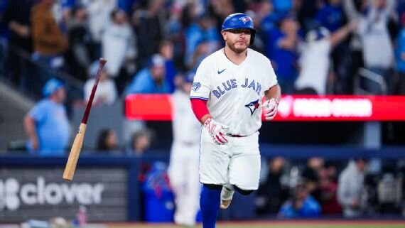 Alejandro Kirk será baja seis semanas por fractura en el pulgar izquierdo