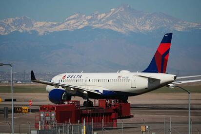 Delta aumenta tarifas de equipaje por alza en combustible aéreo