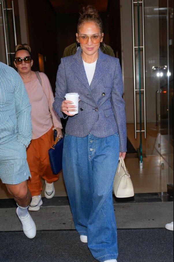 Los tenis más elegantes para llevar a los 40+ con vestidos, faldas y jeans en abril 2026