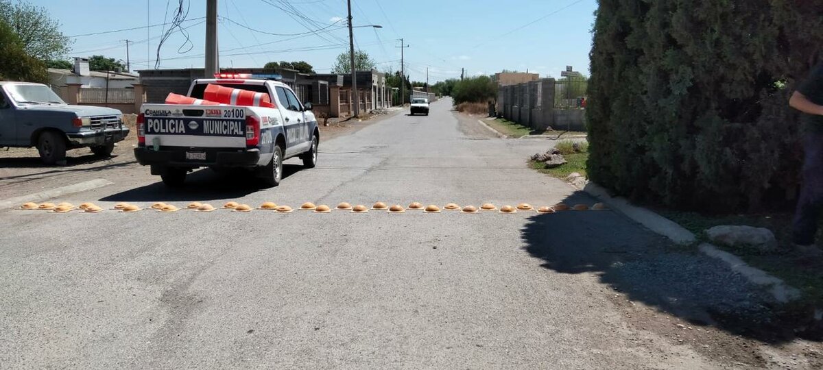 Aumentan seguridad vial con instalación de boyas en Múzquiz