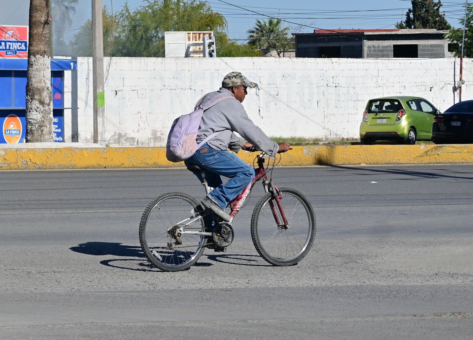 persistencia : La bicicleta se mantiene como parte del día a día para quienes se mueven y trabajan sobre ruedas en la ciudad.