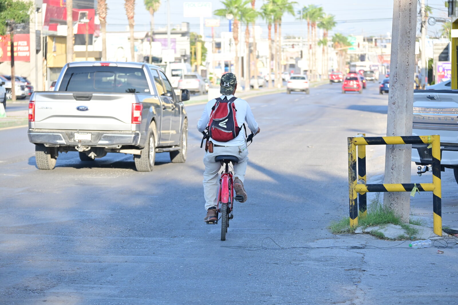persistencia : La bicicleta se mantiene como parte del día a día para quienes se mueven y trabajan sobre ruedas en la ciudad.
