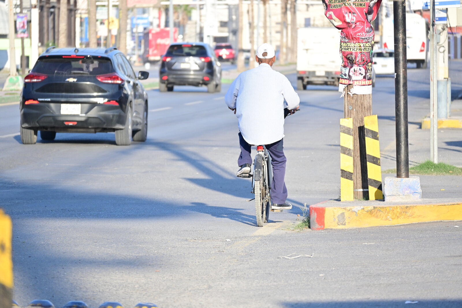 persistencia : La bicicleta se mantiene como parte del día a día para quienes se mueven y trabajan sobre ruedas en la ciudad.