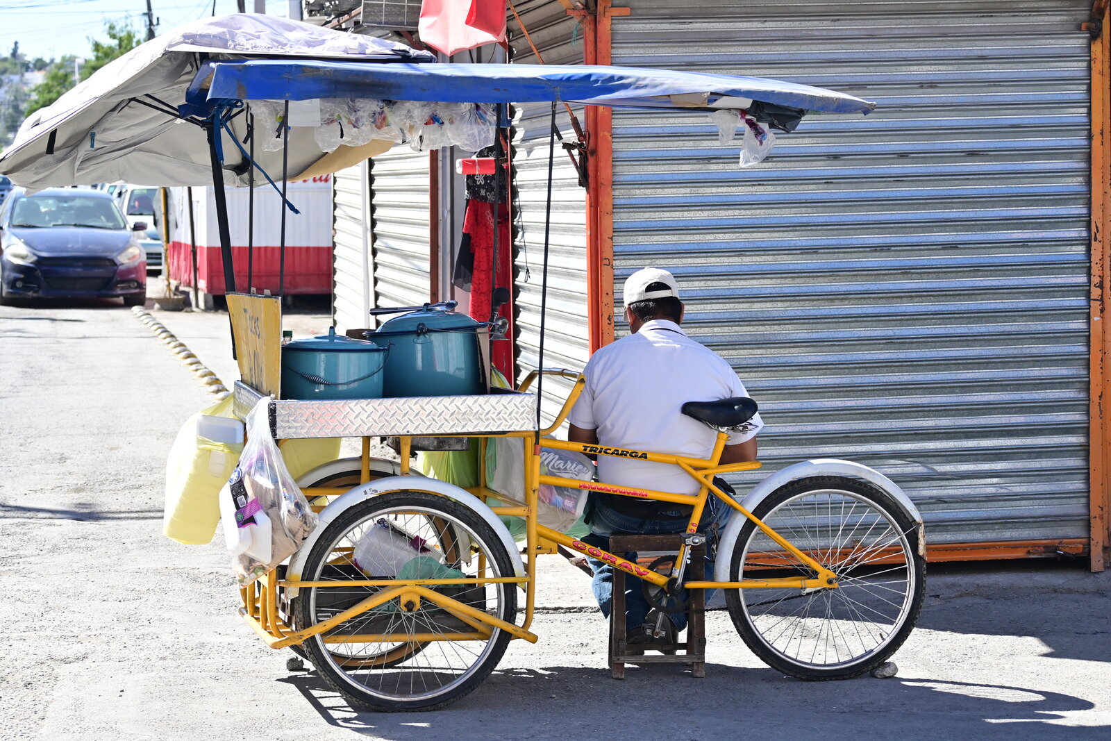 persistencia : La bicicleta se mantiene como parte del día a día para quienes se mueven y trabajan sobre ruedas en la ciudad.
