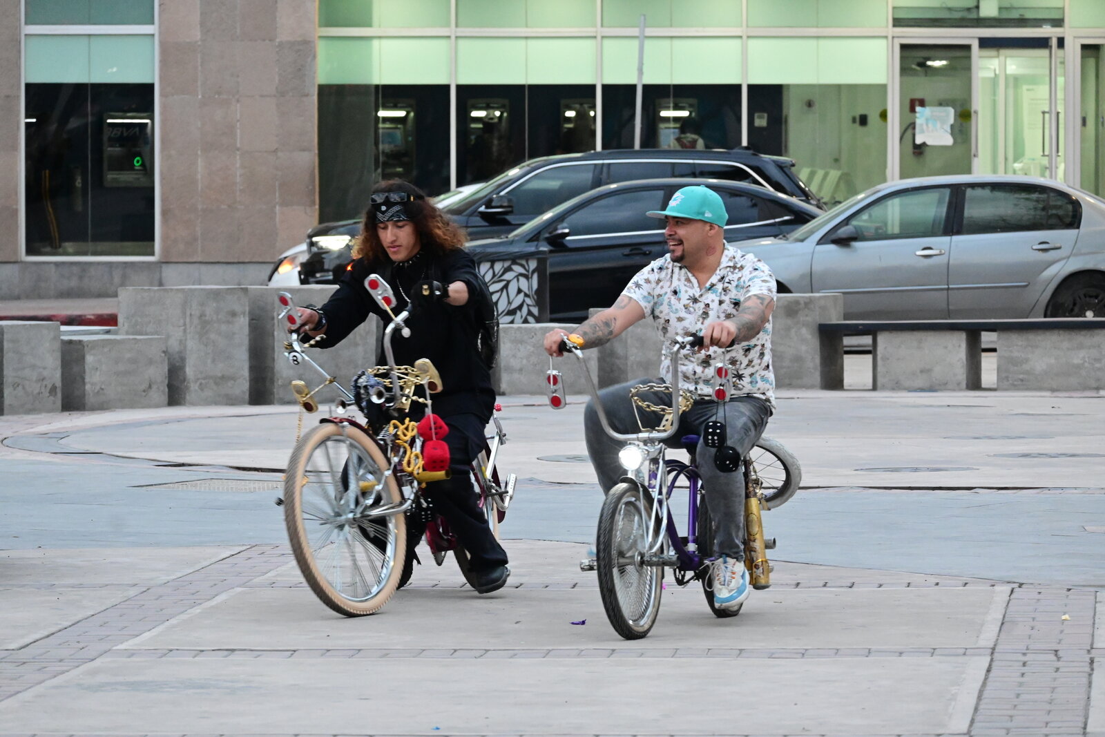 persistencia : La bicicleta se mantiene como parte del día a día para quienes se mueven y trabajan sobre ruedas en la ciudad.