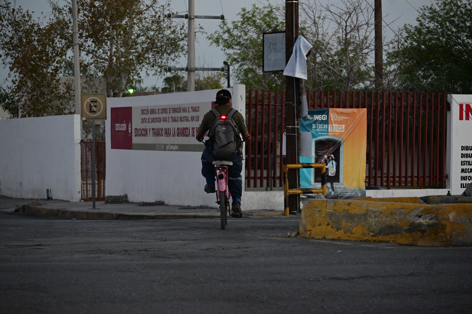 persistencia : La bicicleta se mantiene como parte del día a día para quienes se mueven y trabajan sobre ruedas en la ciudad.