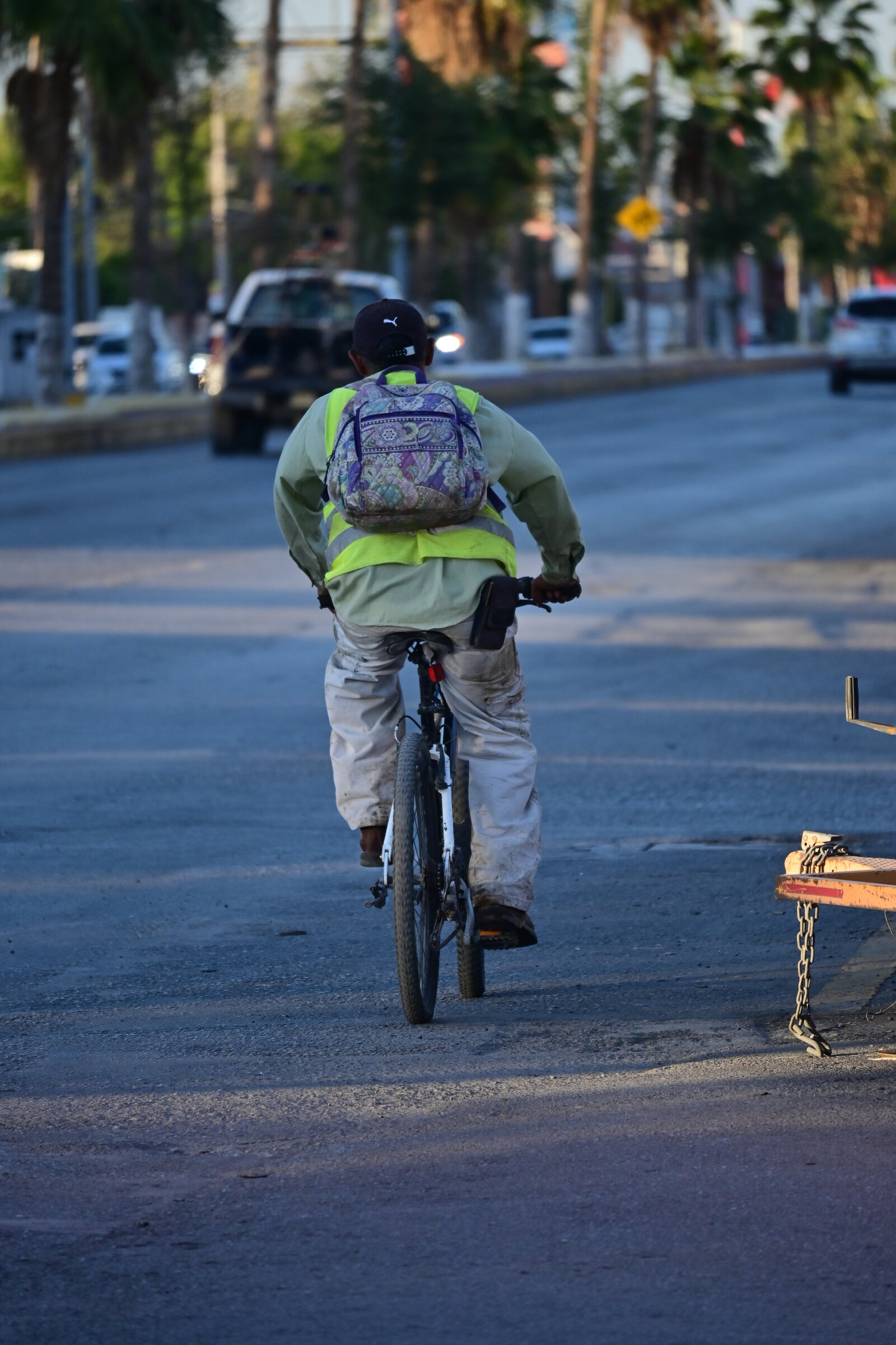 persistencia : La bicicleta se mantiene como parte del día a día para quienes se mueven y trabajan sobre ruedas en la ciudad.