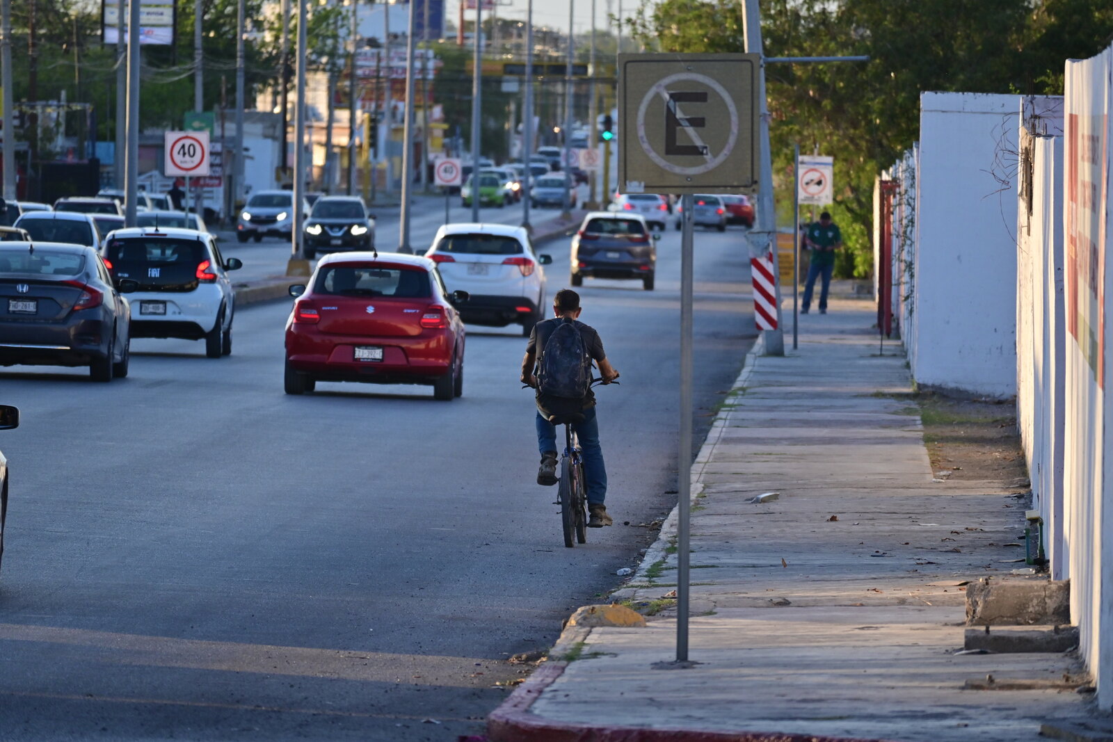 persistencia : La bicicleta se mantiene como parte del día a día para quienes se mueven y trabajan sobre ruedas en la ciudad.
