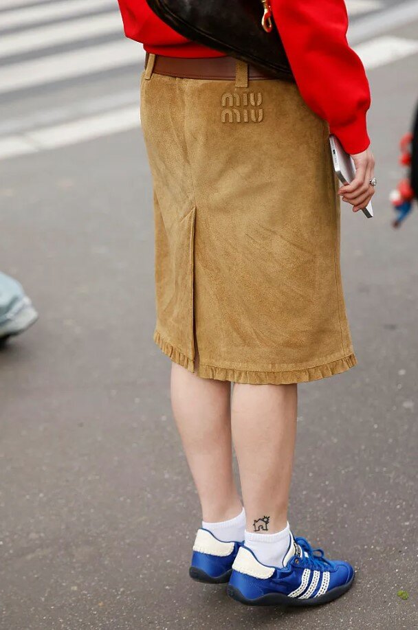 Estos tenis de los 70 están de regreso y se llevan en primavera 2026