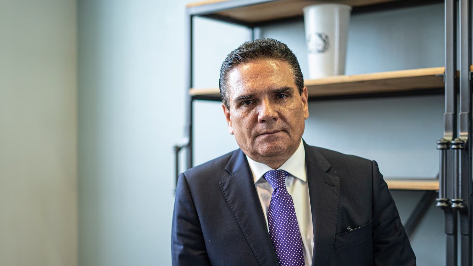 Gobernador de Michoacán solicita ficha roja contra Silvano Aureoles