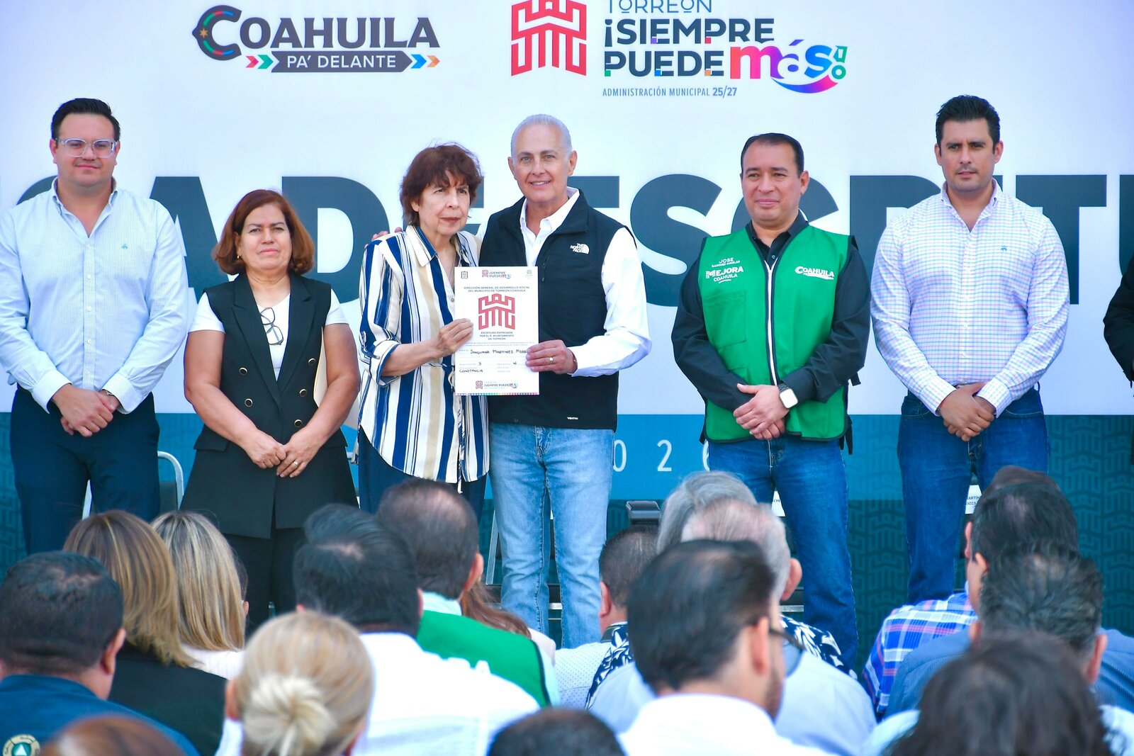 Román Alberto Cepeda González entrega escrituras a 101 familias de Torreón