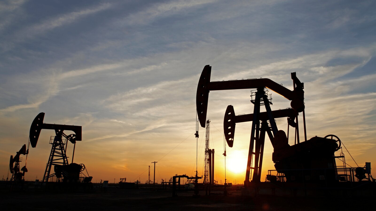 Precios del petróleo cierran con ganancias moderadas por factores globales