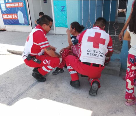 Mujer se desploma en vía pública y moviliza a cuerpos de emergencia en Monclova