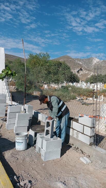 Refuerzan seguridad en panteón 2 con la colocación de barda perimetral