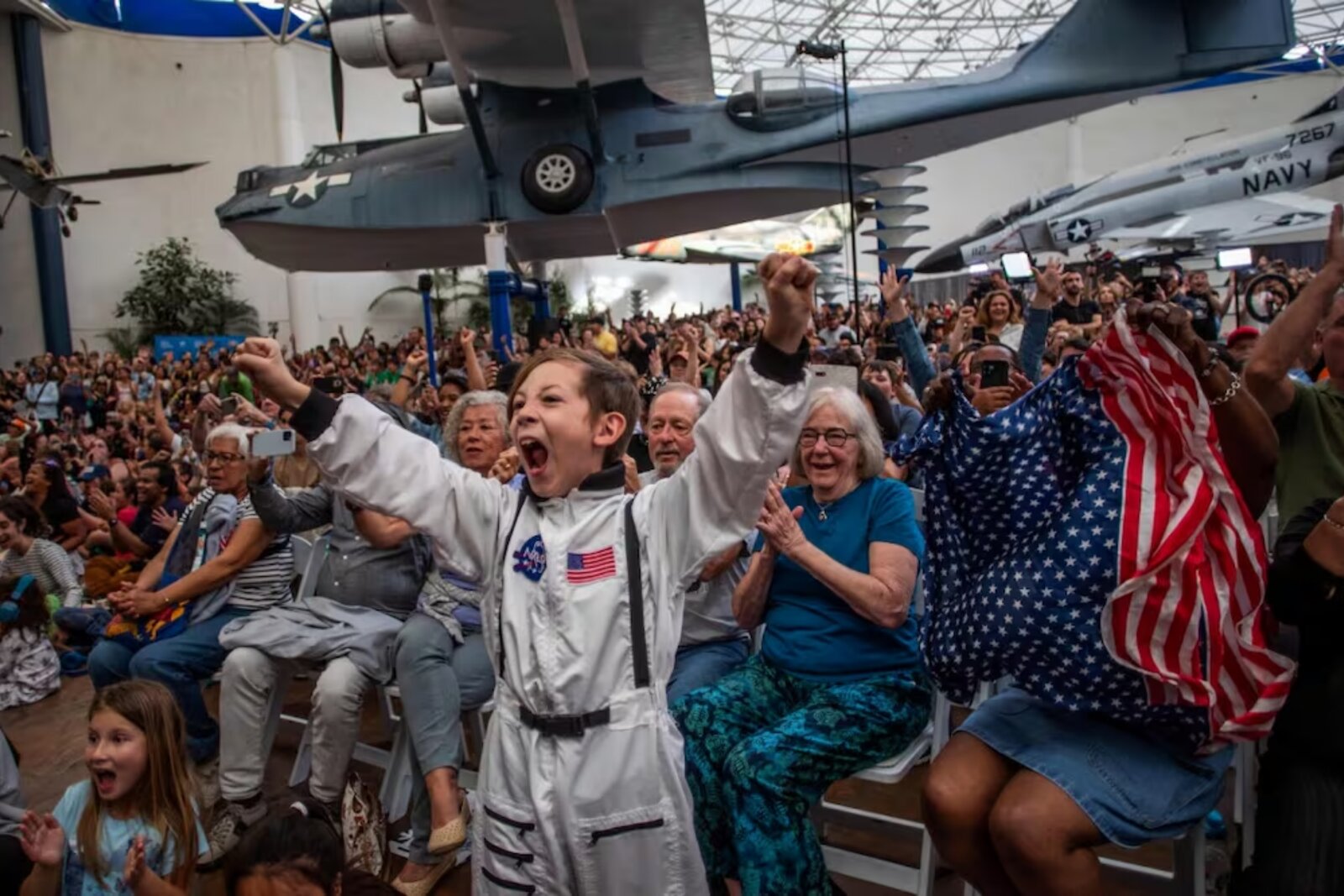 Multitudes celebran el regreso de Artemis II tras histórico amerizaje en el Pacífico